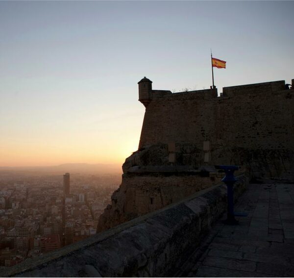 Santa Bárbara Castle – History & Tradition with a view - Imagen 4